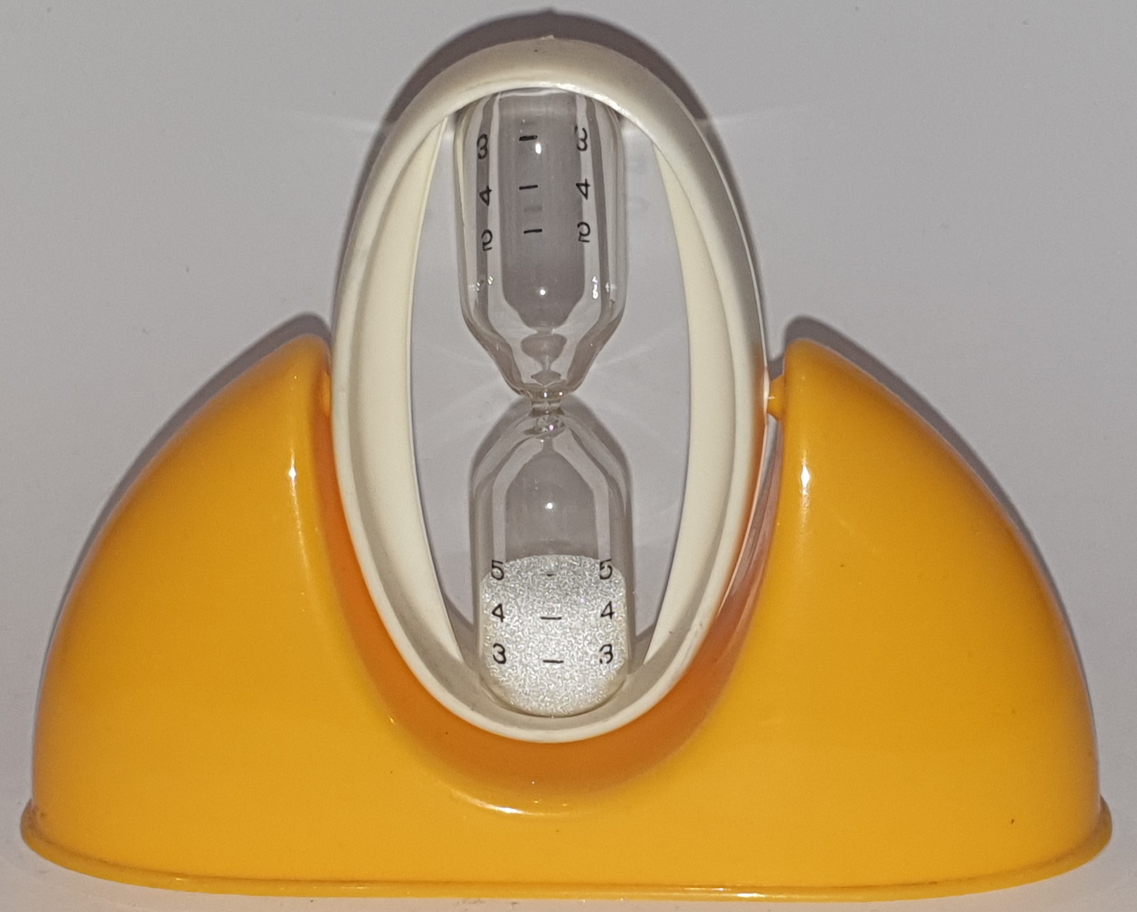 Klepsydra z plastikową ramą i oznaczeniami czasu, zdjęcie 1 z 1