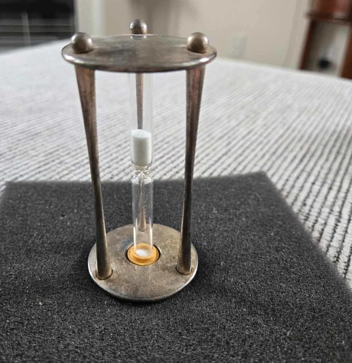 Miniaturowa klepsydra z trzema smukłymi kolumnami w srebrzystej oprawie, zdjęcie 1 z 1